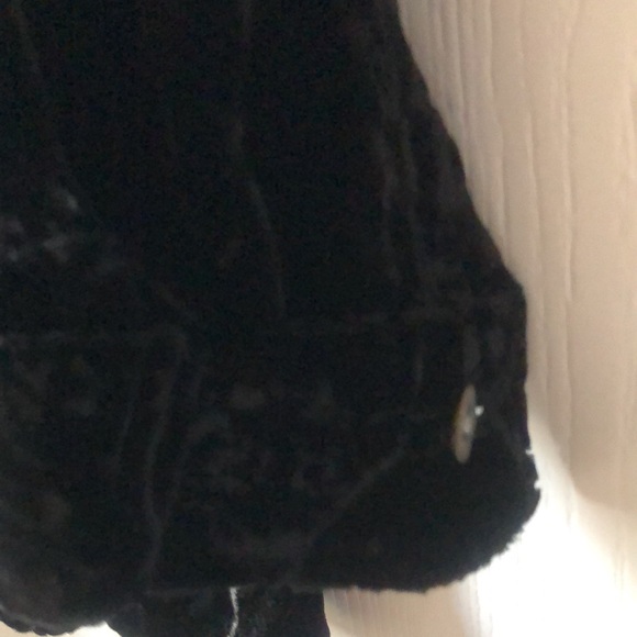 Woman’s velour embroidered long sleeve top - Picture 4 of 12